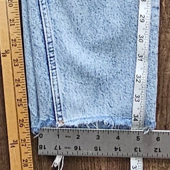 Divided H&M High Rise Button Fly Frayed Ankle Cropped Mom Jeans 2 Light Wash - Picture 6 of 9